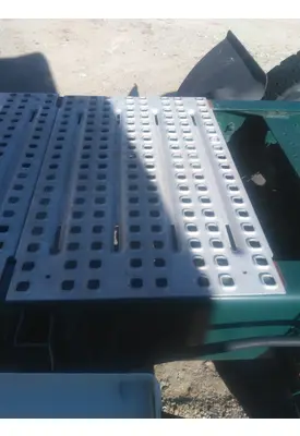 VOLVO VNL DECK (CATWALK) STEP