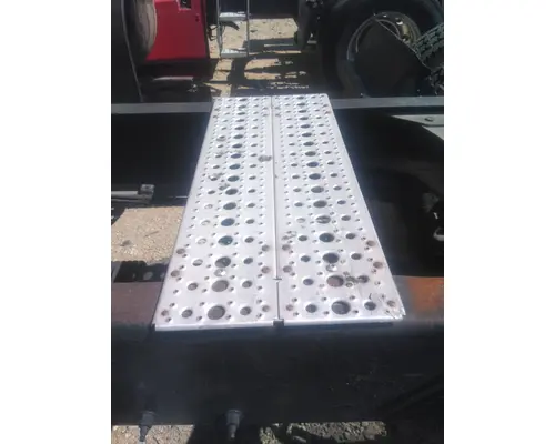 VOLVO VNL DECK (CATWALK) STEP