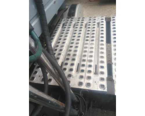 VOLVO VNL DECK (CATWALK) STEP