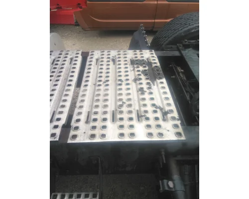 VOLVO VNL DECK (CATWALK) STEP
