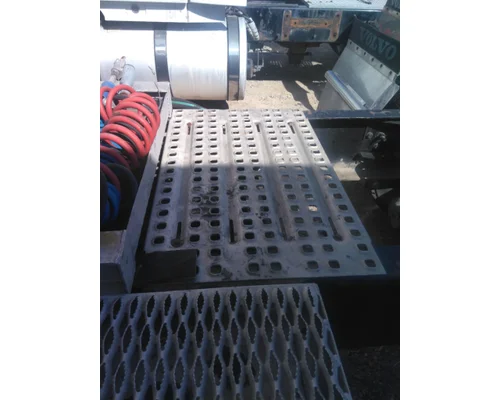 VOLVO VNL DECK (CATWALK) STEP