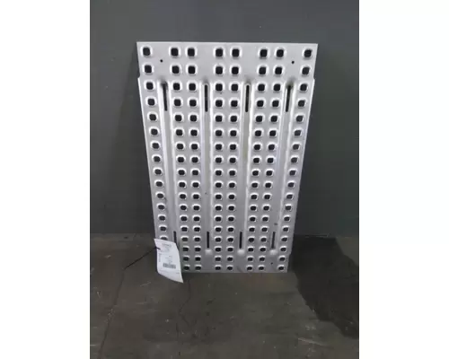 VOLVO VNL DECK (CATWALK) STEP