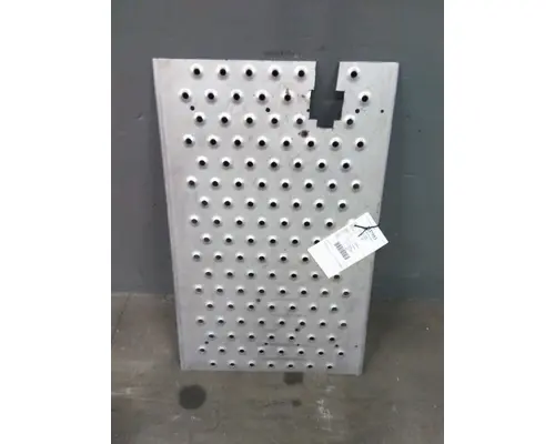 VOLVO VNL DECK (CATWALK) STEP