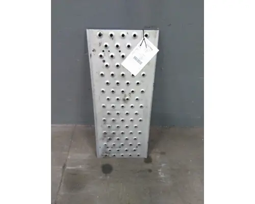 VOLVO VNL DECK (CATWALK) STEP