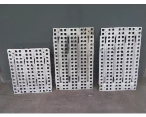 VOLVO VNL DECK (CATWALK) STEP