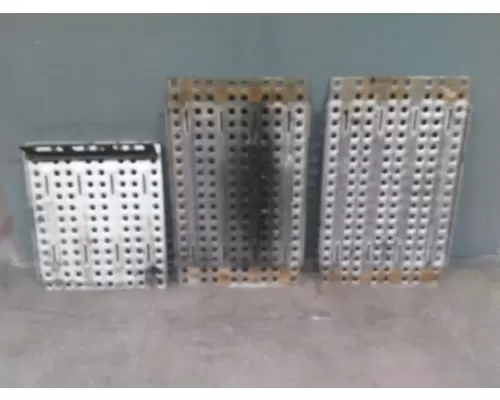 VOLVO VNL DECK (CATWALK) STEP