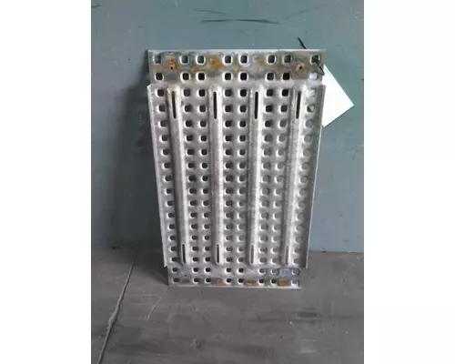 VOLVO VNL DECK (CATWALK) STEP