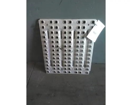 VOLVO VNL DECK (CATWALK) STEP