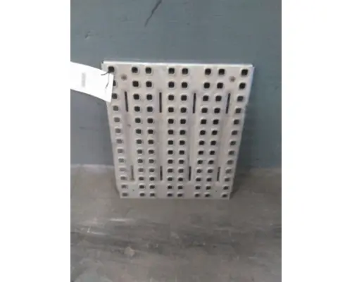 VOLVO VNL DECK (CATWALK) STEP