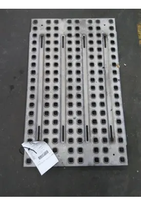 VOLVO VNL DECK (CATWALK) STEP