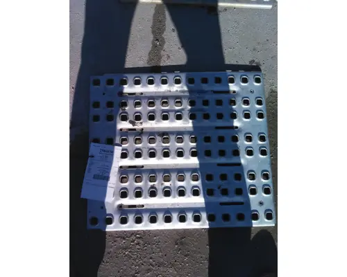 VOLVO VNL DECK (CATWALK) STEP