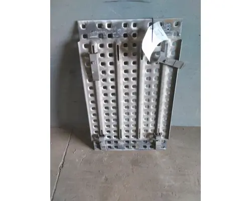 VOLVO VNL DECK (CATWALK) STEP