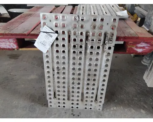 VOLVO VNL DECK (CATWALK) STEP