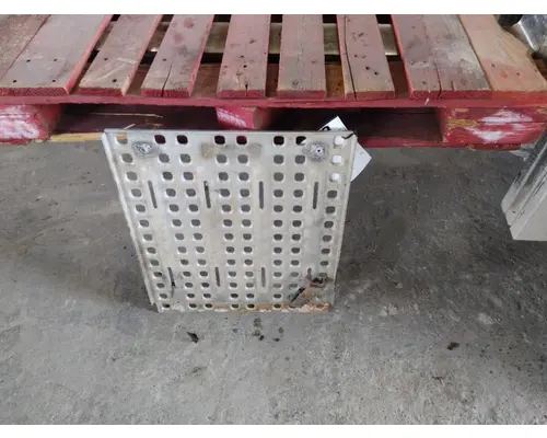 VOLVO VNL DECK (CATWALK) STEP