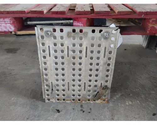 VOLVO VNL DECK (CATWALK) STEP