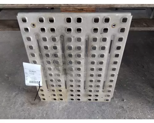 VOLVO VNL DECK (CATWALK) STEP