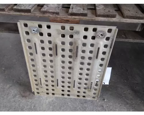 VOLVO VNL DECK (CATWALK) STEP