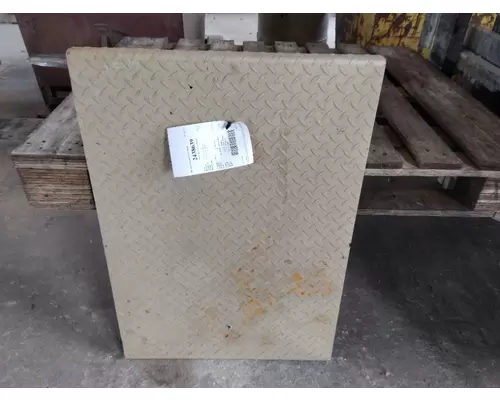 VOLVO VNL DECK (CATWALK) STEP