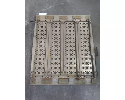 VOLVO VNL DECK (CATWALK) STEP