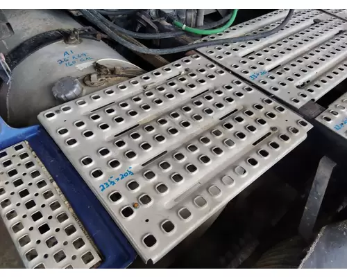 VOLVO VNL DECK (CATWALK) STEP