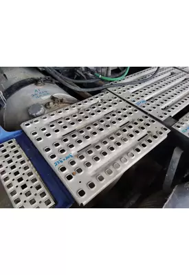 VOLVO VNL DECK (CATWALK) STEP