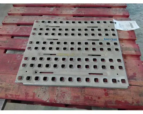 VOLVO VNL DECK (CATWALK) STEP