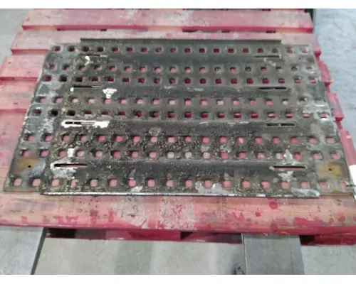 VOLVO VNL DECK (CATWALK) STEP