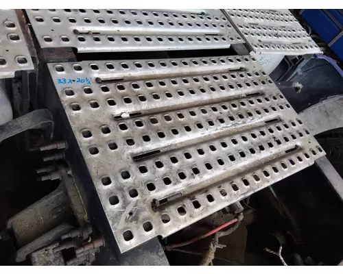 VOLVO VNL DECK (CATWALK) STEP
