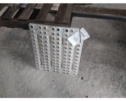 VOLVO VNL DECK (CATWALK) STEP