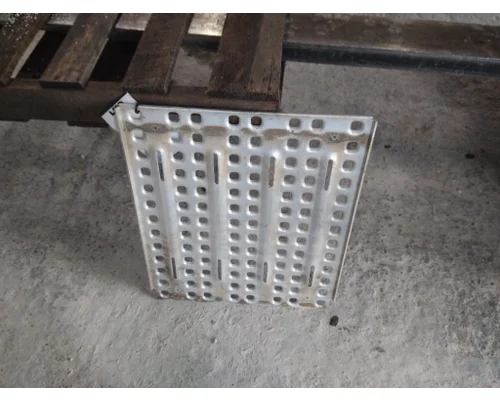 VOLVO VNL DECK (CATWALK) STEP