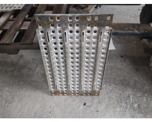 VOLVO VNL DECK (CATWALK) STEP