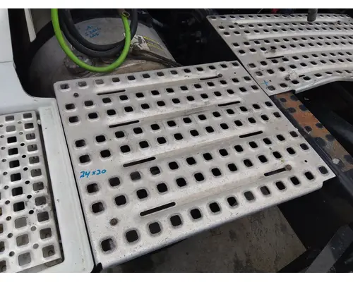 VOLVO VNL DECK (CATWALK) STEP