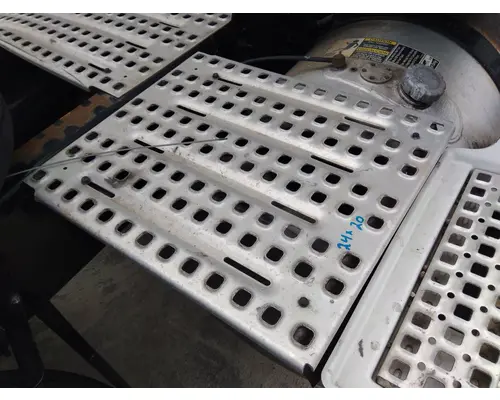 VOLVO VNL DECK (CATWALK) STEP