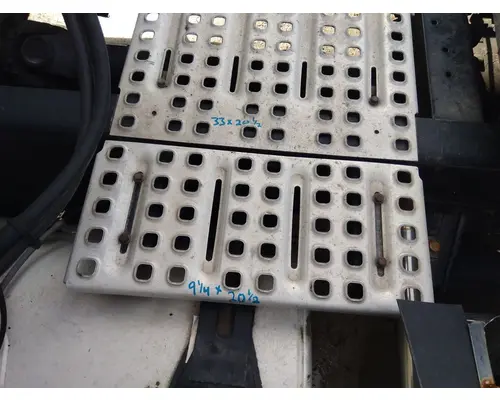 VOLVO VNL DECK (CATWALK) STEP