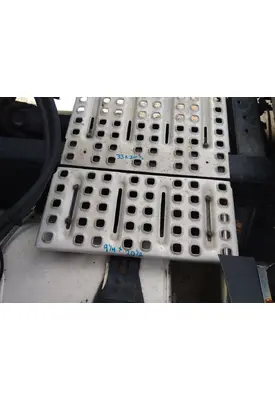 VOLVO VNL DECK (CATWALK) STEP