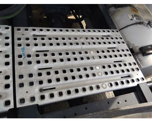 VOLVO VNL DECK (CATWALK) STEP