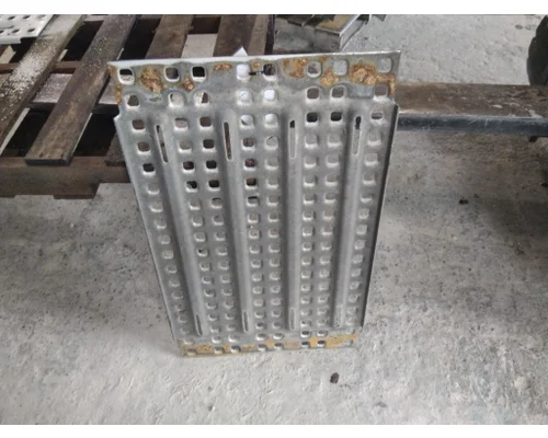 VOLVO VNL DECK (CATWALK) STEP