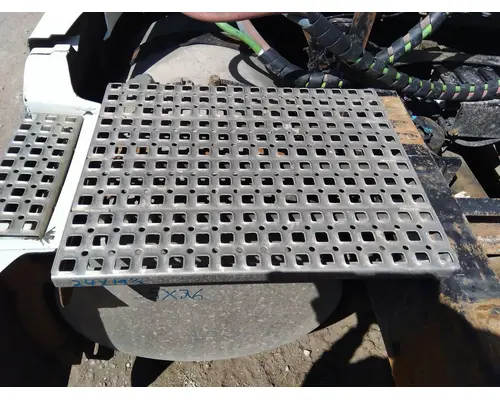 VOLVO VNL DECK (CATWALK) STEP