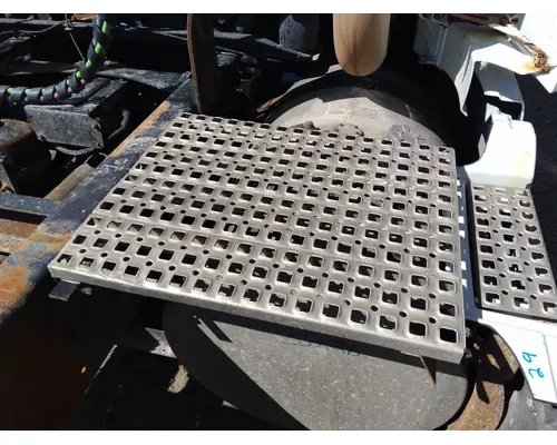 VOLVO VNL DECK (CATWALK) STEP