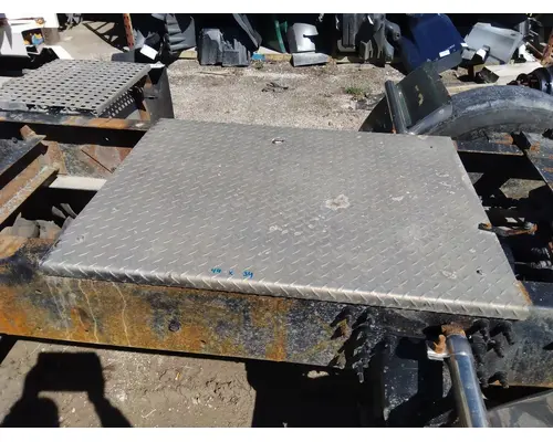 VOLVO VNL DECK (CATWALK) STEP