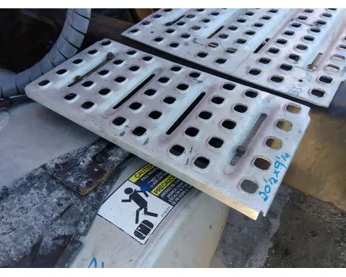 VOLVO VNL DECK (CATWALK) STEP