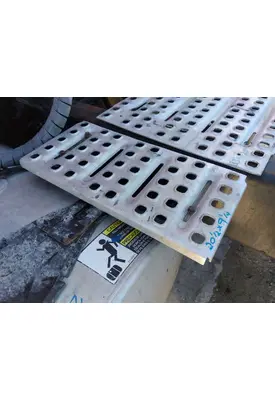 VOLVO VNL DECK (CATWALK) STEP