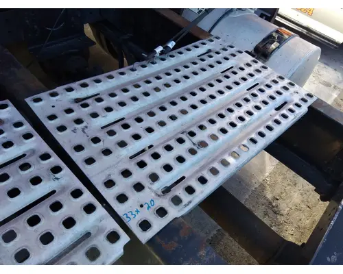 VOLVO VNL DECK (CATWALK) STEP