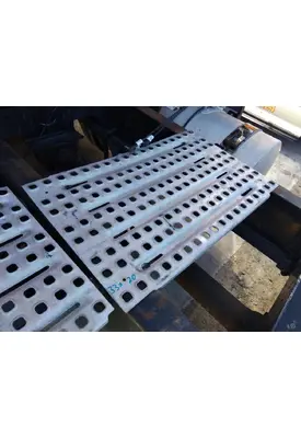 VOLVO VNL DECK (CATWALK) STEP