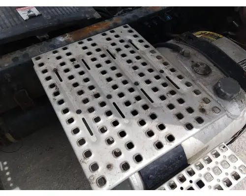 VOLVO VNL DECK (CATWALK) STEP