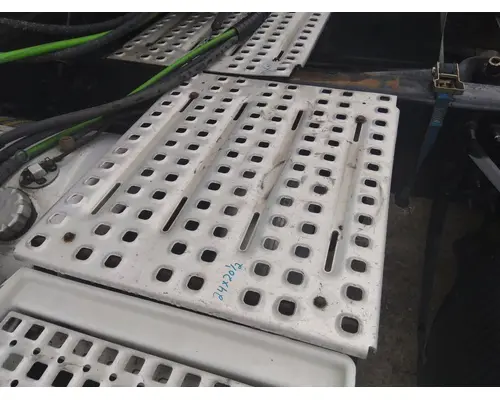VOLVO VNL DECK (CATWALK) STEP