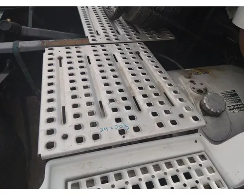 VOLVO VNL DECK (CATWALK) STEP