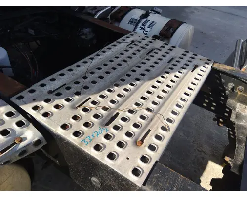 VOLVO VNL DECK (CATWALK) STEP