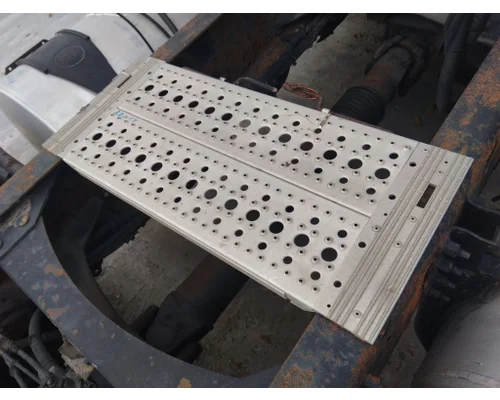 VOLVO VNL DECK (CATWALK) STEP