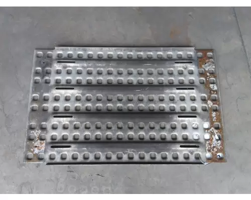 VOLVO VNL DECK (CATWALK) STEP
